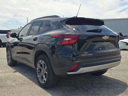 Used 2024 Chevrolet Trax LT w/ Sunroof Package FWD image 3