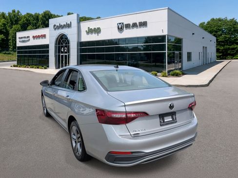 Used 2022 Volkswagen Jetta SE w/ Panoramic Sunroof Package FWD image 4