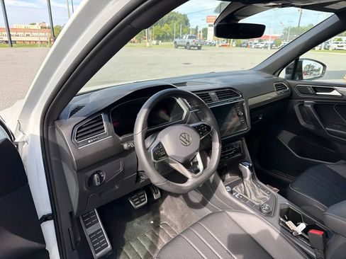 Used 2024 Volkswagen Tiguan SE R-Line AWD/4WD image 4