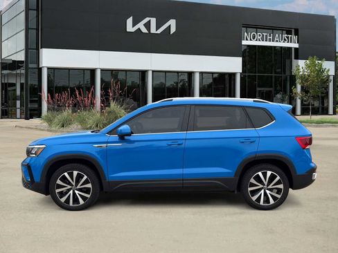 Used 2022 Volkswagen Taos SE w/ Panoramic Sunroof Package FWD image 6