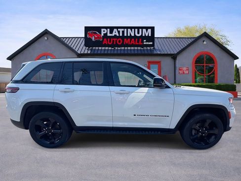 Used 2023 Jeep Grand Cherokee Altitude image 5