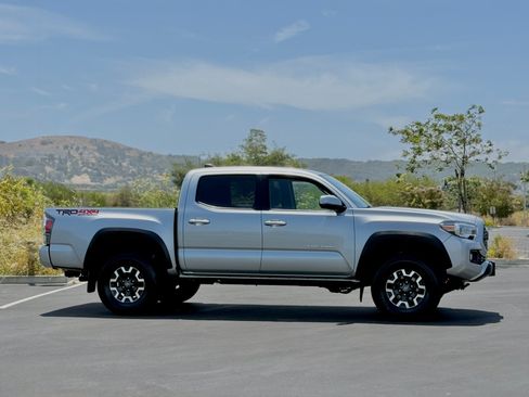 Used 2022 Toyota Tacoma TRD Off-Road w/ Technology Package AWD/4WD image 5