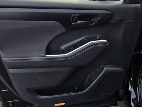 Certified 2024 Toyota Highlander LE image 9