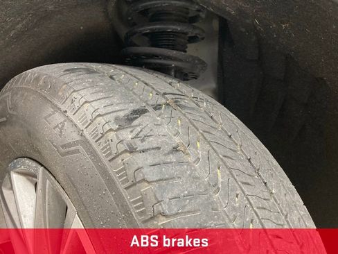 Used 2023 Chevrolet Traverse LT w/ Rear Camera Mirror Package image 22