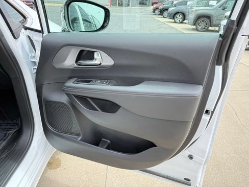 New 2026 Chrysler Pacifica Select AWD/4WD image 25