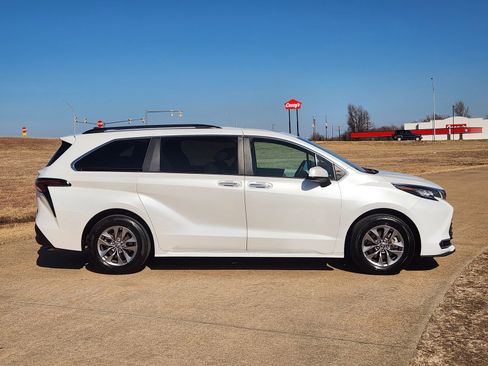 Used 2023 Toyota Sienna XLE image 7