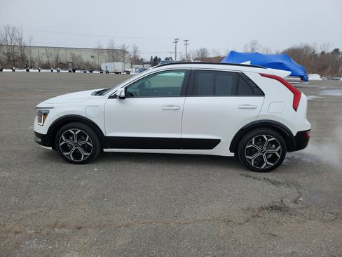Used 2023 Kia Niro SX Touring image 8