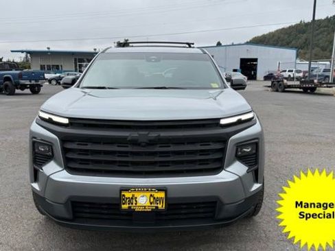 Used 2025 Chevrolet Traverse LT w/ Sun and Wheel Package image 2