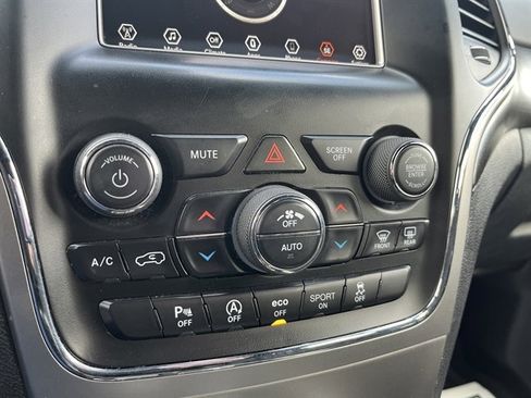 Used 2018 Jeep Grand Cherokee Laredo image 27