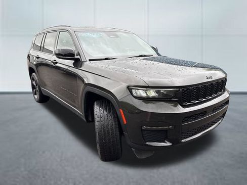 Used 2023 Jeep Grand Cherokee L Limited w/ Black Appearance Package AWD/4WD image 5
