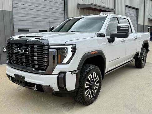 Used 2024 GMC Sierra 2500 Denali Ultimate AWD/4WD image 3