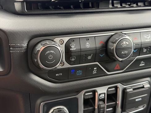 Used 2025 Jeep Wrangler Unlimited Sahara AWD/4WD image 24