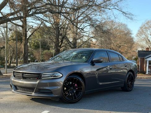Used 2020 Dodge Charger SXT w/ Leather Interior Group RWD image 2