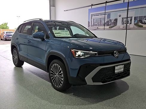 New 2026 Volkswagen Taos SE FWD image 2