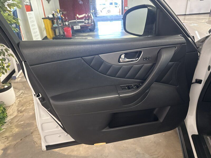 Used 2017 INFINITI QX70 AWD w/ Premium Package image 15