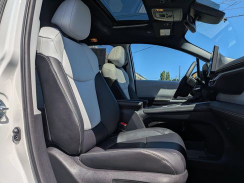 Used 2025 Toyota Sienna XSE AWD/4WD image 7