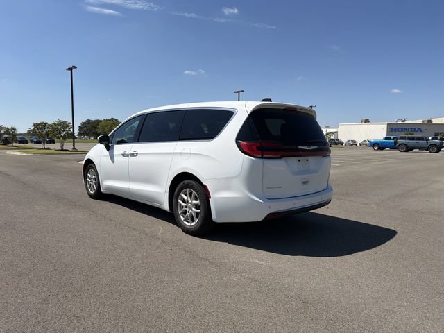 Used 2023 Chrysler Pacifica Touring-L FWD image 3