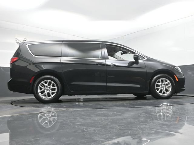 Used 2023 Chrysler Pacifica Touring-L FWD image 57