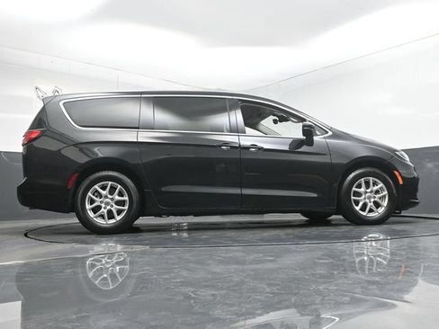 Used 2023 Chrysler Pacifica Touring-L FWD image 57