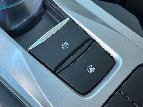 Used 2020 Ford Explorer XLT image 25