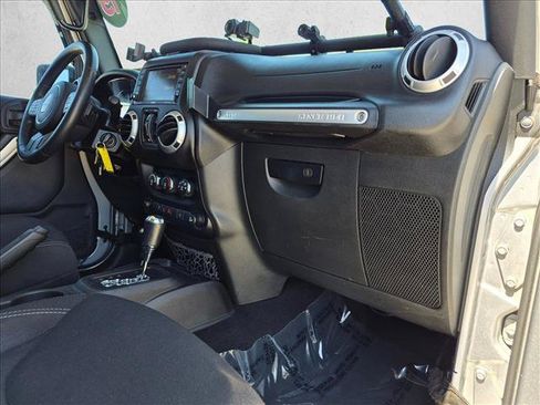 Used 2015 Jeep Wrangler Unlimited Rubicon w/ Connectivity Group AWD/4WD image 18