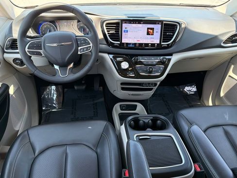 Used 2023 Chrysler Pacifica Touring-L FWD image 22