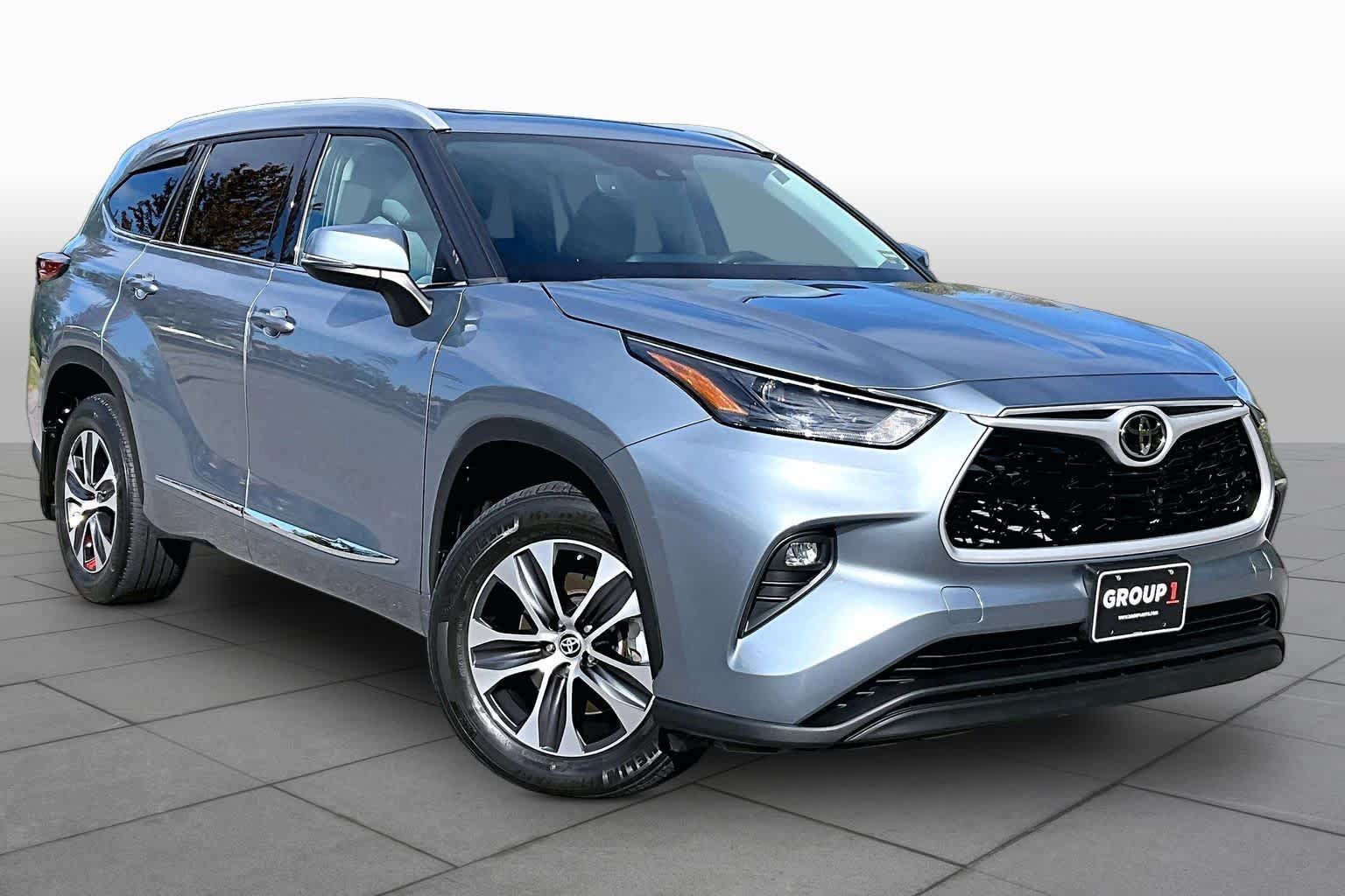 Used 2022 Toyota Highlander XLE AWD/4WD image 3