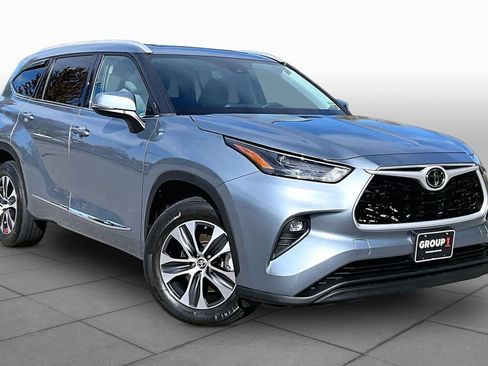 Used 2022 Toyota Highlander XLE AWD/4WD image 3
