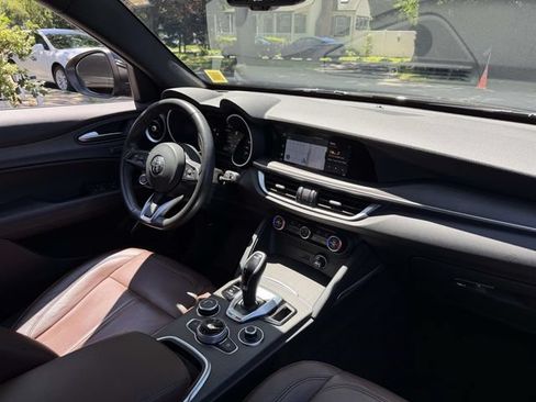 Used 2023 Alfa Romeo Stelvio Ti AWD/4WD image 8