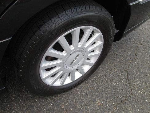 Used 2005 Lincoln Town Car Signature RWD image 29