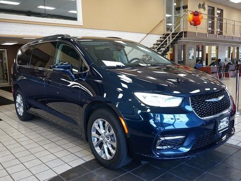 Used 2022 Chrysler Pacifica Touring-L image 18