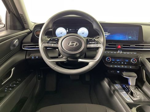 Certified 2025 Hyundai Elantra SEL image 15