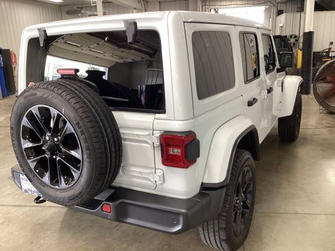 Used 2025 Jeep Wrangler Unlimited Sahara w/ Safety Group AWD/4WD image 6
