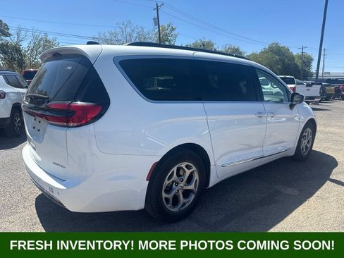 Used 2023 Chrysler Pacifica Limited FWD image 2