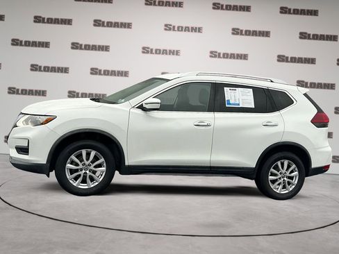 Used 2020 Nissan Rogue SV image 2