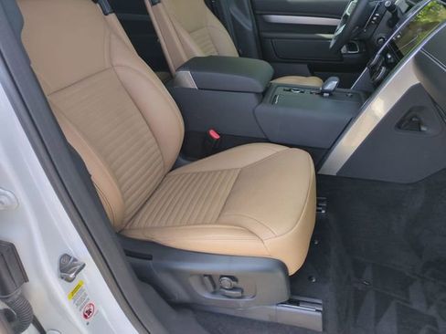 Used 2024 Land Rover Discovery Dynamic SE AWD/4WD image 18