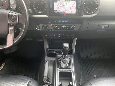 Used 2018 Toyota Tacoma TRD Sport image 7