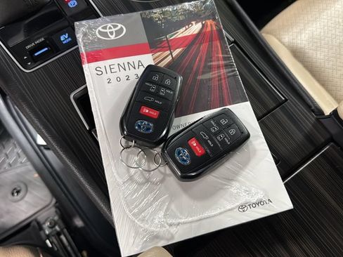 Used 2023 Toyota Sienna Limited AWD/4WD image 37
