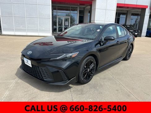 Used 2025 Toyota Camry SE image 2