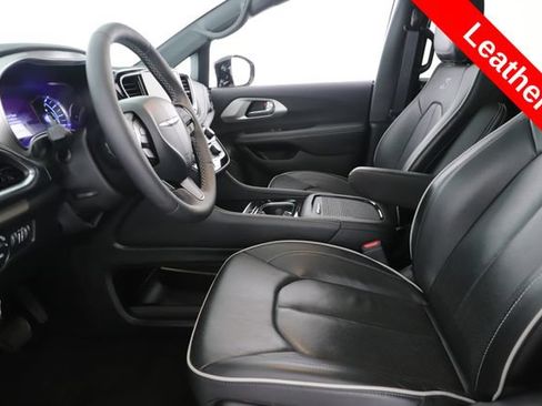 Used 2024 Chrysler Pacifica Premium FWD image 16