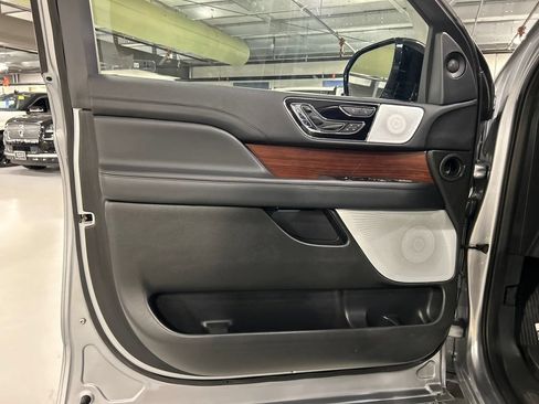 Used 2023 Lincoln Navigator Reserve AWD/4WD image 9