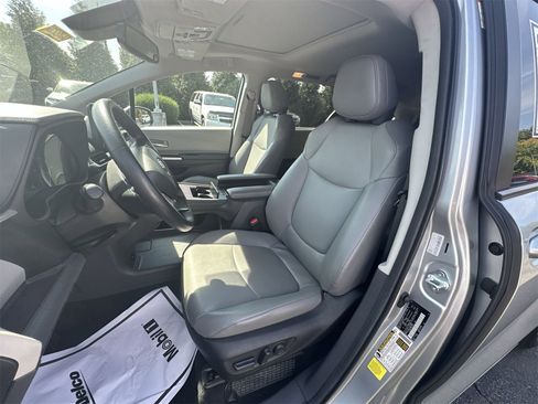 Used 2024 Toyota Sienna XLE image 18