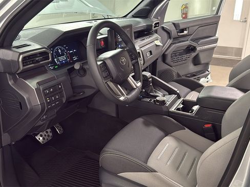Used 2025 Toyota Tacoma TRD Sport image 12