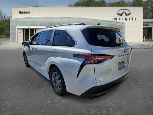 Used 2021 Toyota Sienna XLE w/ XLE Plus Package image 5