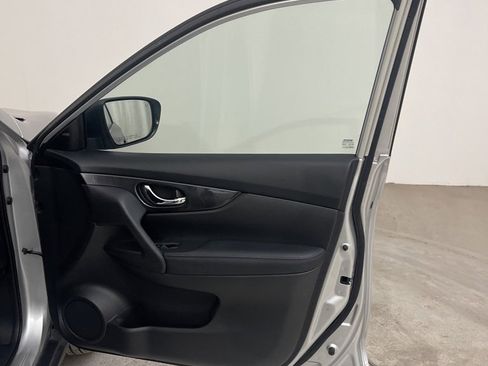 Used 2019 Nissan Rogue SV image 18