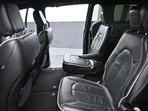 Used 2025 Chrysler Pacifica Limited image 14