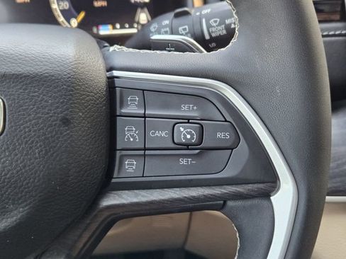 Certified 2023 Jeep Grand Cherokee Limited w/ Black Appearance Package image 29