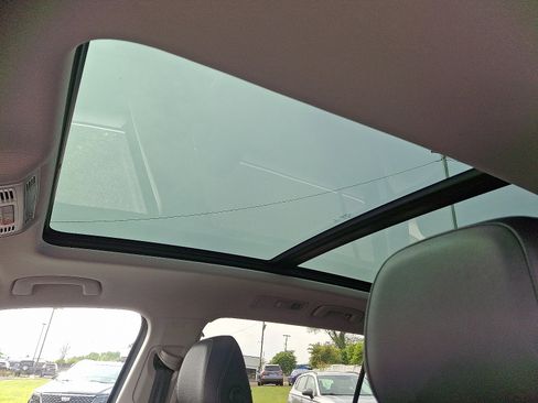 Used 2020 Volkswagen Tiguan SE w/ Panoramic Sunroof Package image 17