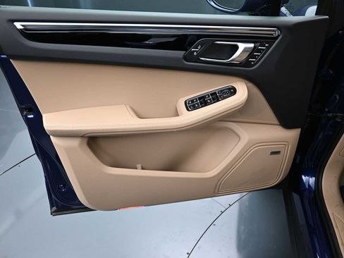 Certified 2026 Porsche Macan AWD/4WD image 7