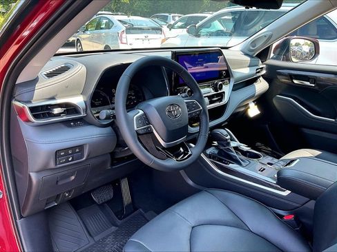 New 2026 Toyota Highlander Platinum AWD/4WD image 9